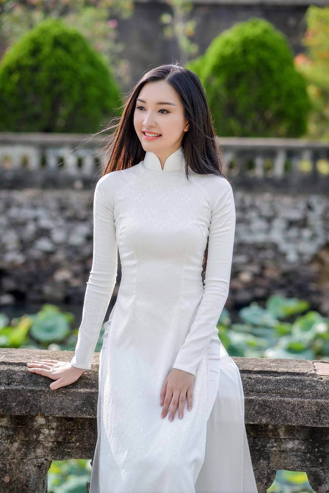 Ngọc Trân nhẹ nhàng, thanh thoát thả dáng bên đầm sen.